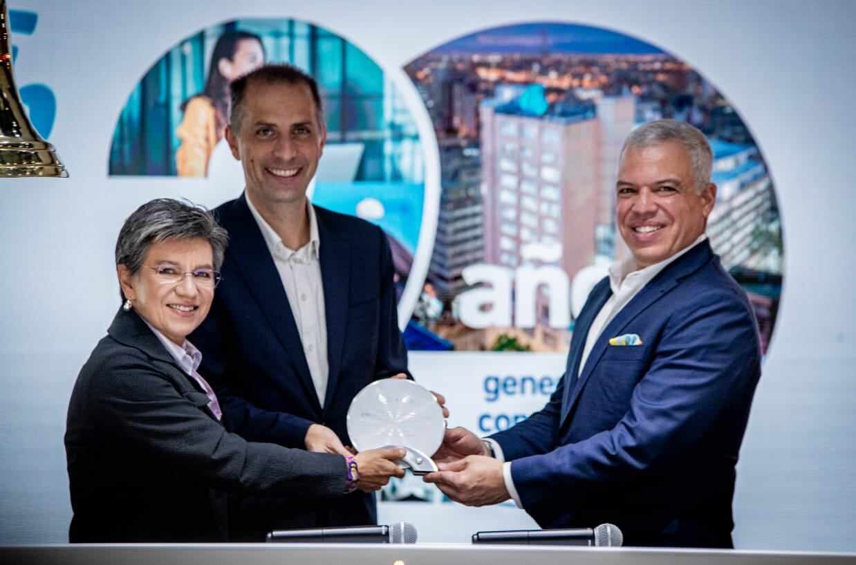 Claudia López, alcaldesa de Bogotá; Andrés Restrepo, presidente (e) de bvc; y Álex Blanco, presidente de ETB.