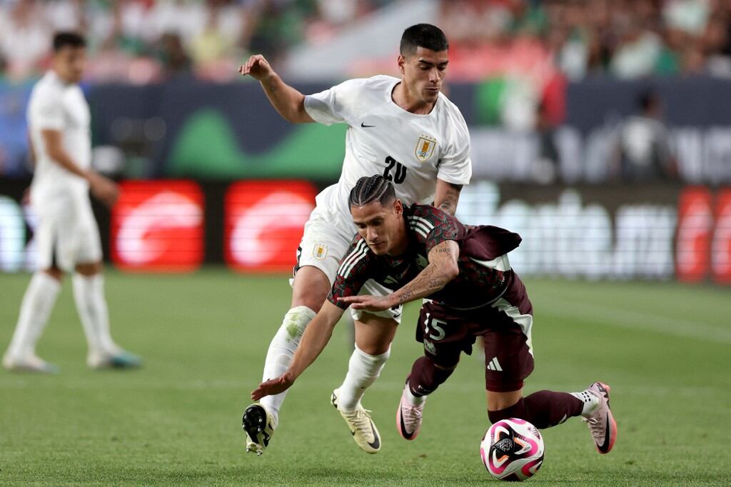 Lucas René # 20 de Uruguay lucha por el balón contra Uriel Antuna # 15 de México en la segunda mitad durante un partido amistoso internacional entre México y Uruguay en Empower Field At Mile High el 5 de junio de 2024 en Denver , Colorado.   Matthew Stockman/Getty Images/AFP (Foto de MATTHEW STOCKMAN / GETTY IMAGES NORTEAMÉRICA / Getty Images vía AFP)