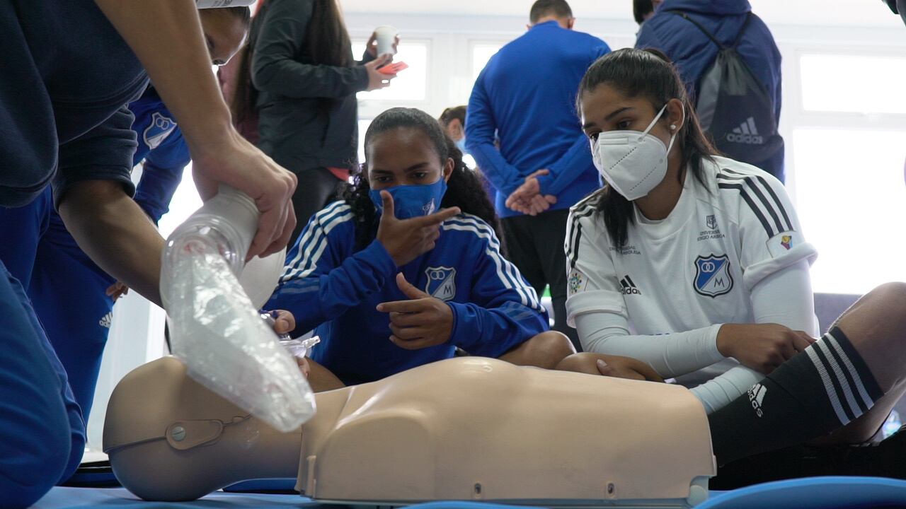 Millonarios FC Femenino, primer equipo de su género en Colombia en capacitarse en Reanimación Cardiopulmonar. “RCPlayers, una iniciativa de Allianz” nombre del programa de certificación y capacitación en Reanimación Cardiopulmonar que la aseguradora Allianz Colombia lidera en la actualidad y en el que ya capacitó al equipo albiazul masculino el año pasado.