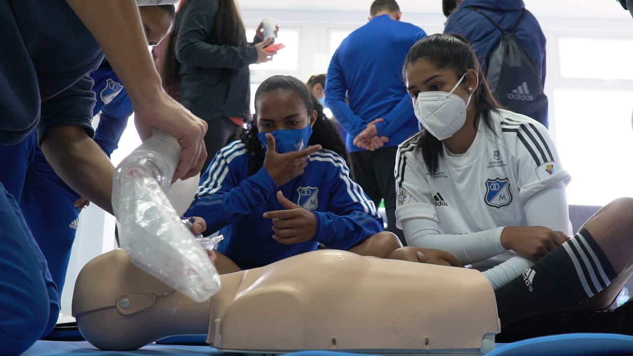 Millonarios FC Femenino, primer equipo de su género en Colombia en capacitarse en Reanimación Cardiopulmonar. “RCPlayers, una iniciativa de Allianz” nombre del programa de certificación y capacitación en Reanimación Cardiopulmonar que la aseguradora Allianz Colombia lidera en la actualidad y en el que ya capacitó al equipo albiazul masculino el año pasado.