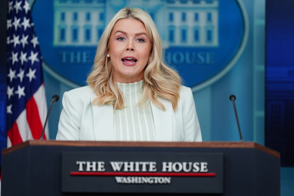 La secretaria de prensa de la Casa Blanca, Karoline Leavitt, habla con los periodistas en la sala de prensa James Brady de la Casa Blanca, el miércoles 25 de marzo de 2026, en Washington. (Foto AP/Julia Demaree Nikhinson)