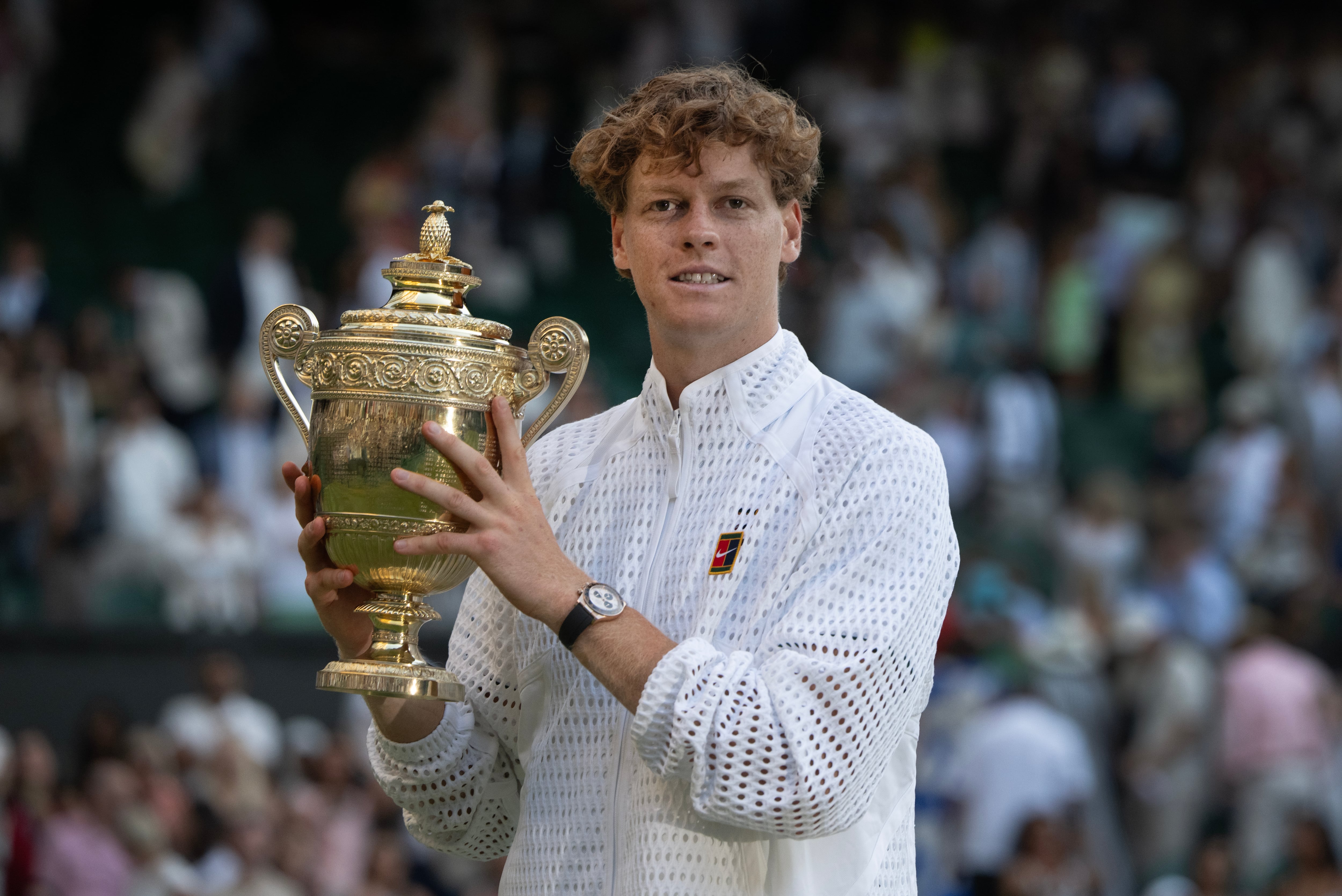 Jannik Sinner posa con el título de Wimbledon.