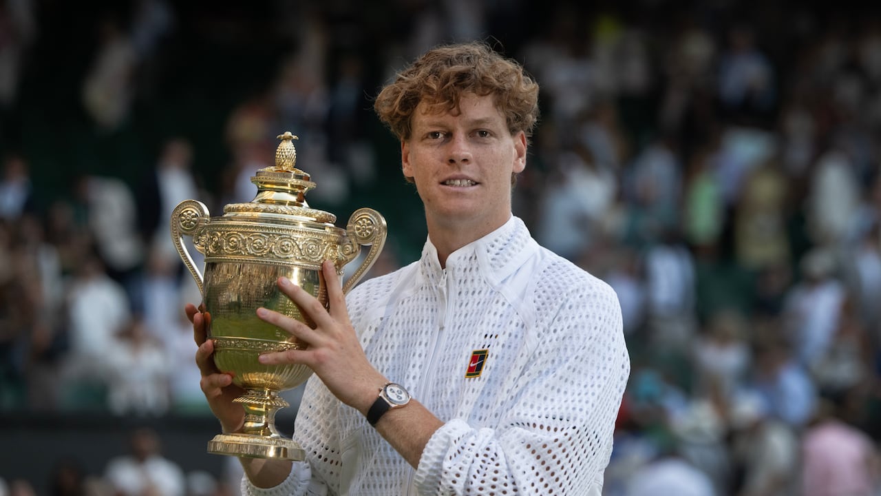 Jannik Sinner posa con el título de Wimbledon.