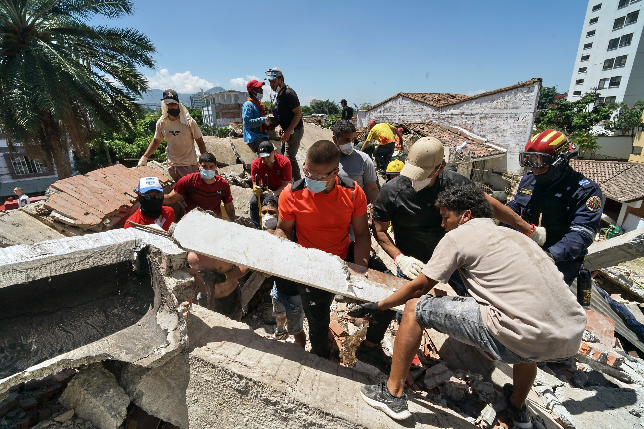Trabajo de búsqueda de cuerpos de los escombros del edificio Cantabria ubicado en la calle 8B con carrera 45, del barrio Nueva Tequendama en Cali.