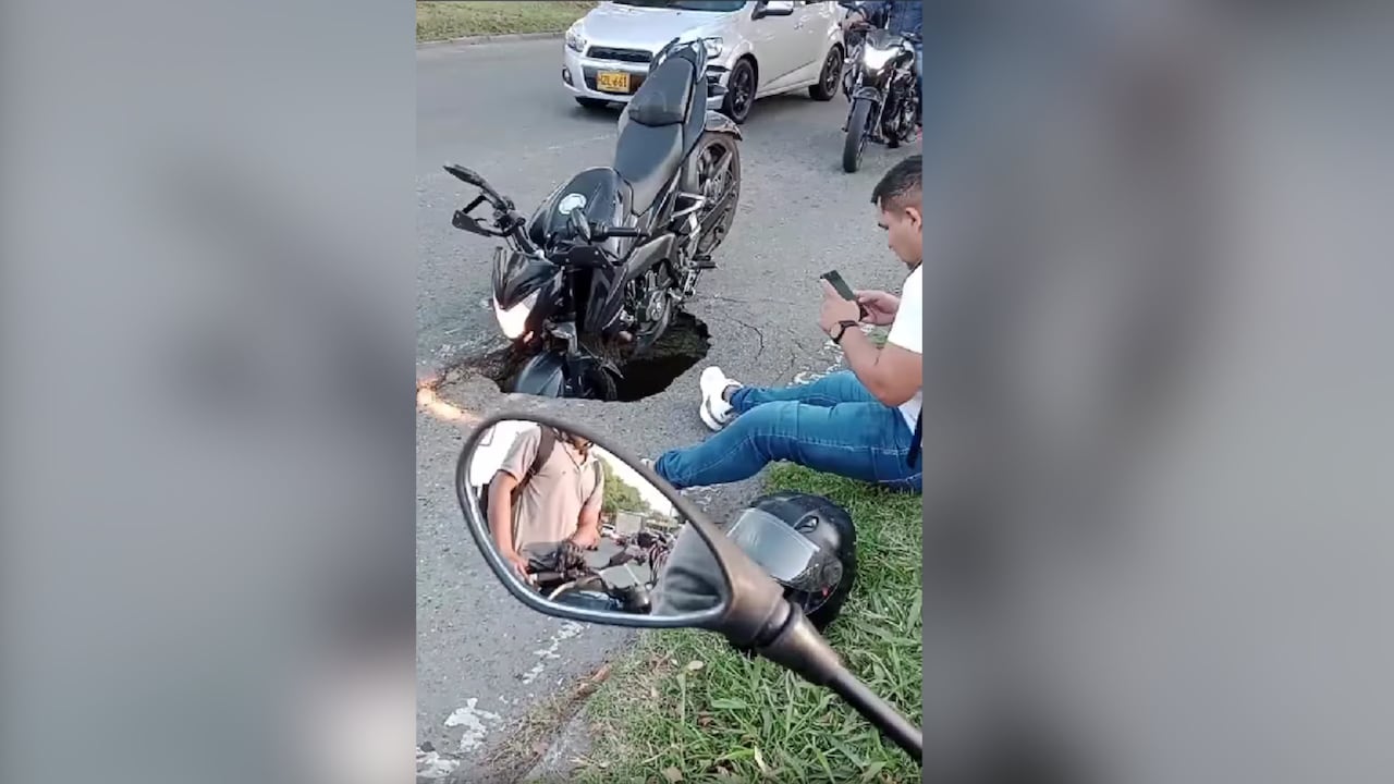 Así quedó la moto al quedar atascada en el hueco.