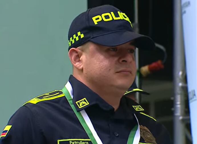 Patrullero Eyder Martínez, condecorado por su valentía al enfrentar plan pistola del Clan del Golfo.