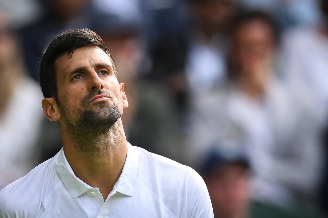 El serbio Novak Djokovic reacciona a una acción de partido contra el argentino Pedro Cachin durante la primera ronda de Wimbledon 2023.