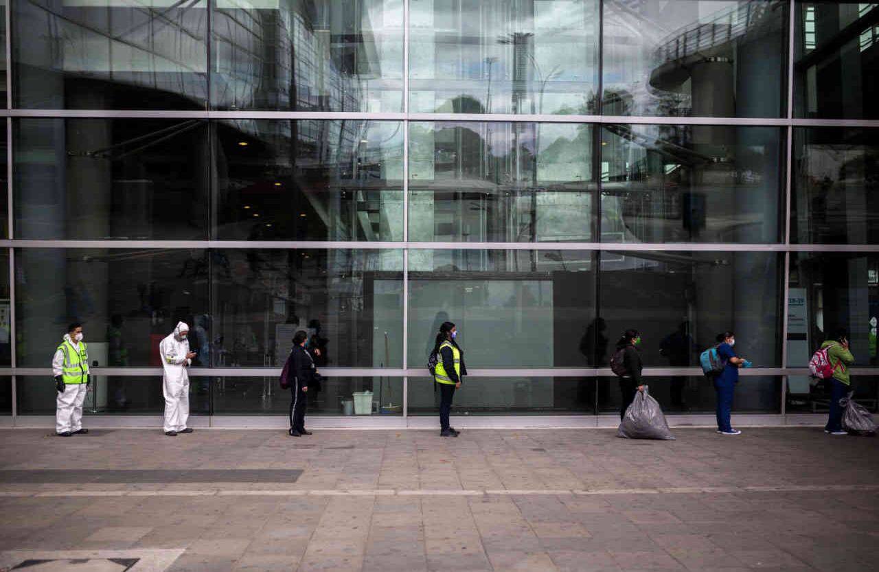 De momento solo se permite el desembarque en caso de emergencia humanitaria, caso fortuito o fuerza mayor, tripulantes, personal técnico y directivo, y acompañantes de empresas que transportan carga aérea. Foto: Esteban Vega/SEMANA