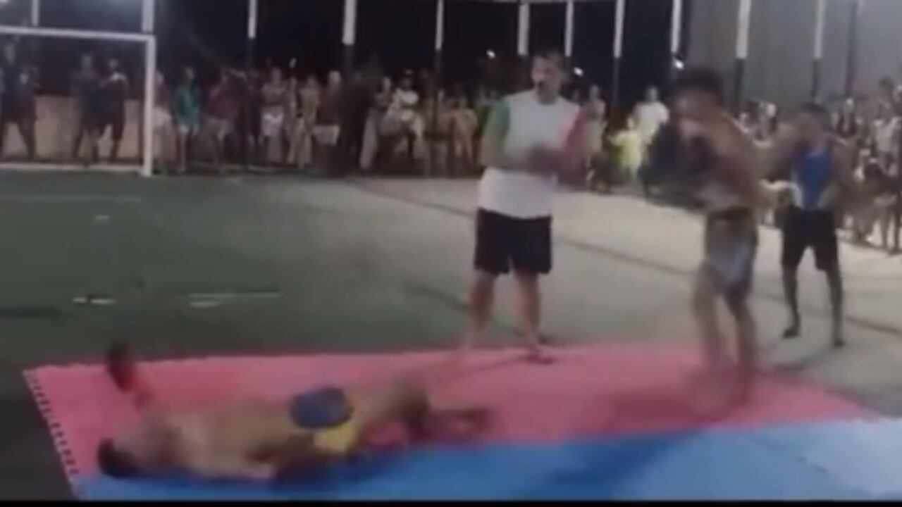 El joven cayó de inmediato tras sufrir el fuerte golpe.