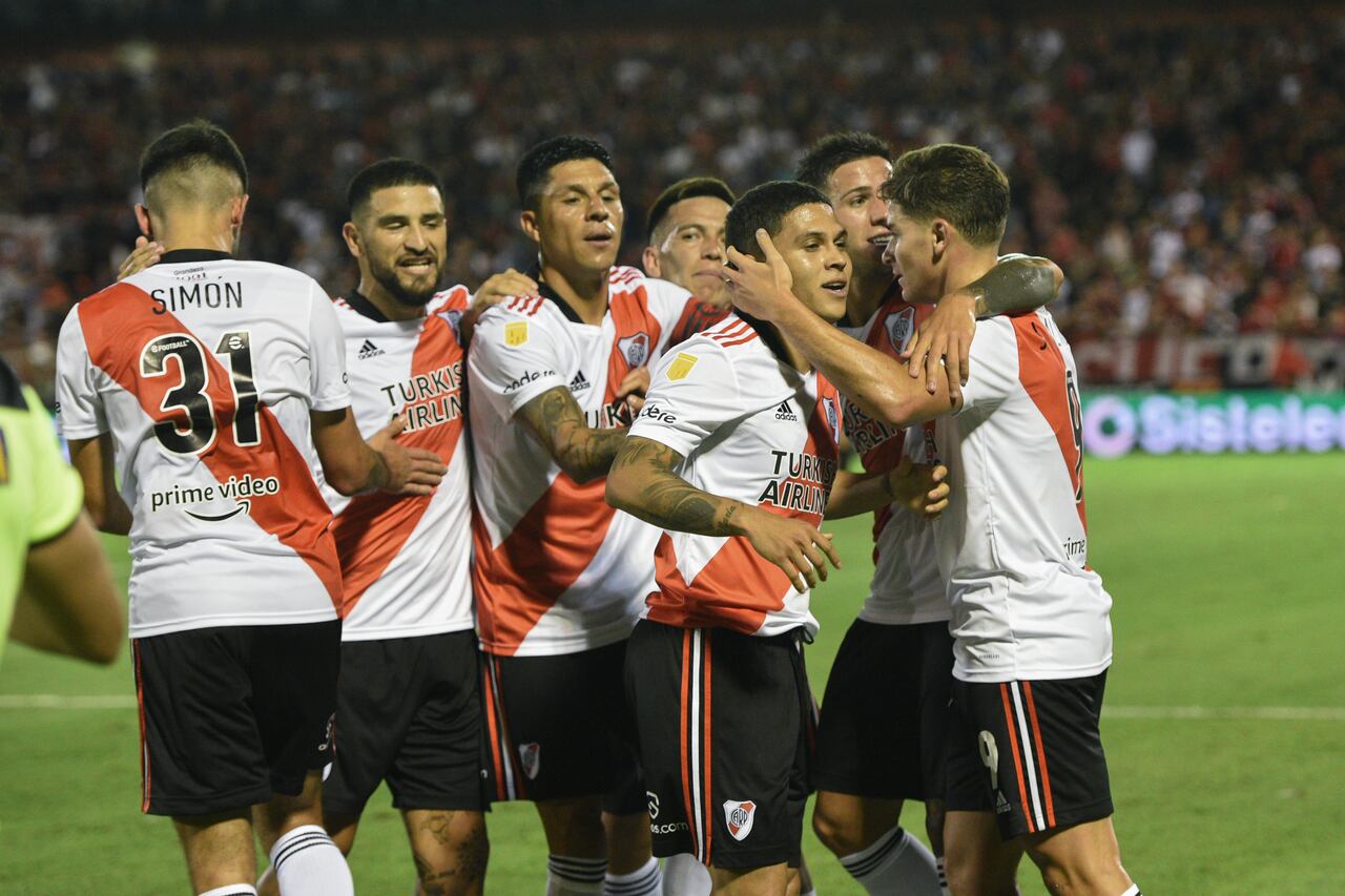 ROSARIO, ARGENTINA - FEBRUARY 20:Juan Fernando Quintero of River Plate celebrates with teammates after scoring the first goal of his team during a match between Newell´s Old Boys and River Plate as part of Copa de la Liga 2022 at Marcelo Bielsa Stadium on February 20, 2022 in Rosario, Argentina. (Photo by Luciano Bisbal/Getty Images)