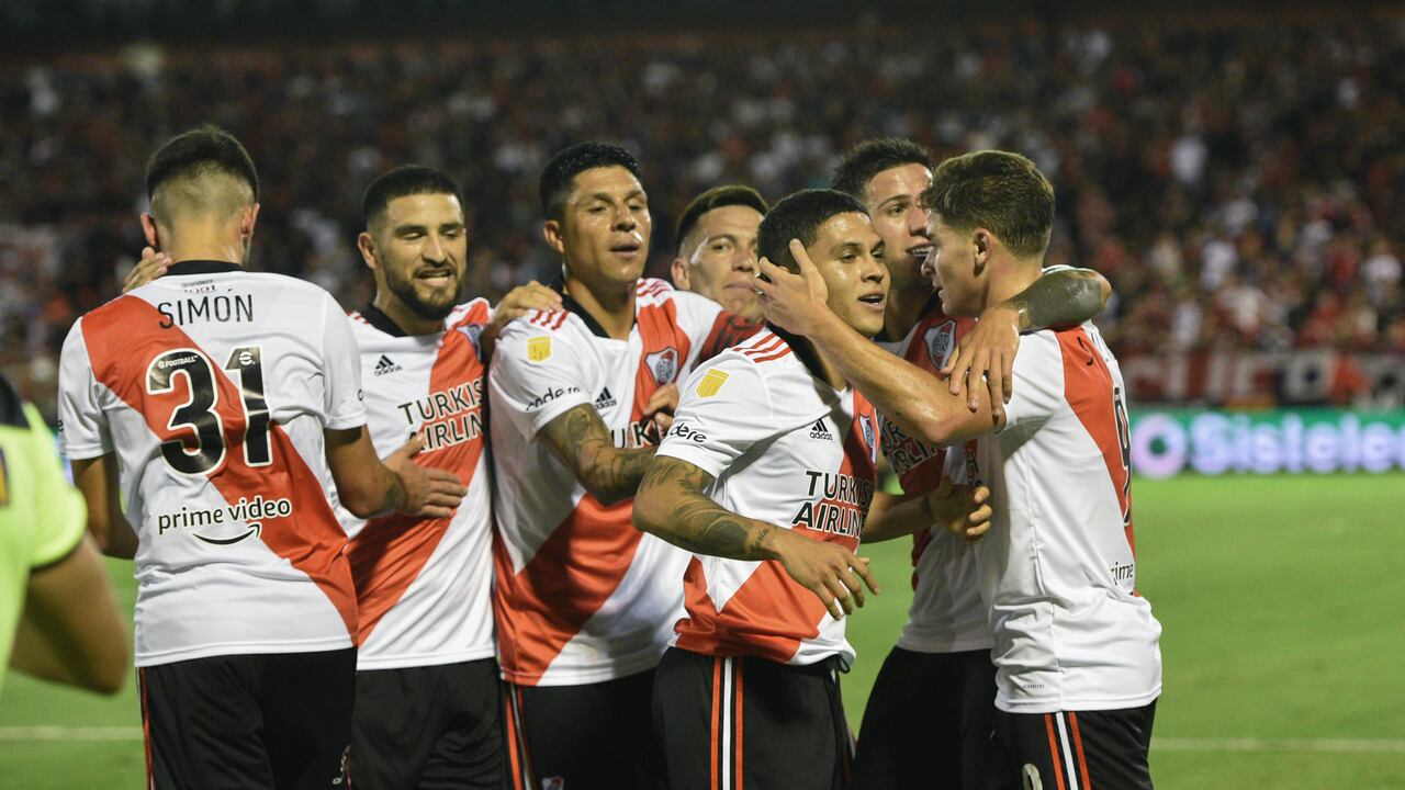 Quintero celebra el primer gol de River ante Newells Old Boys