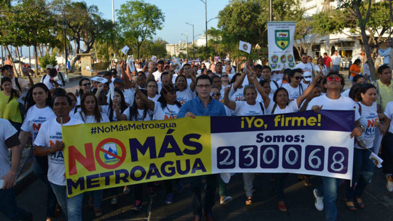 El pasado martes centenares de habitantes se reunieron para protestar contra la empresa. Foto: Álvaro Beltrán