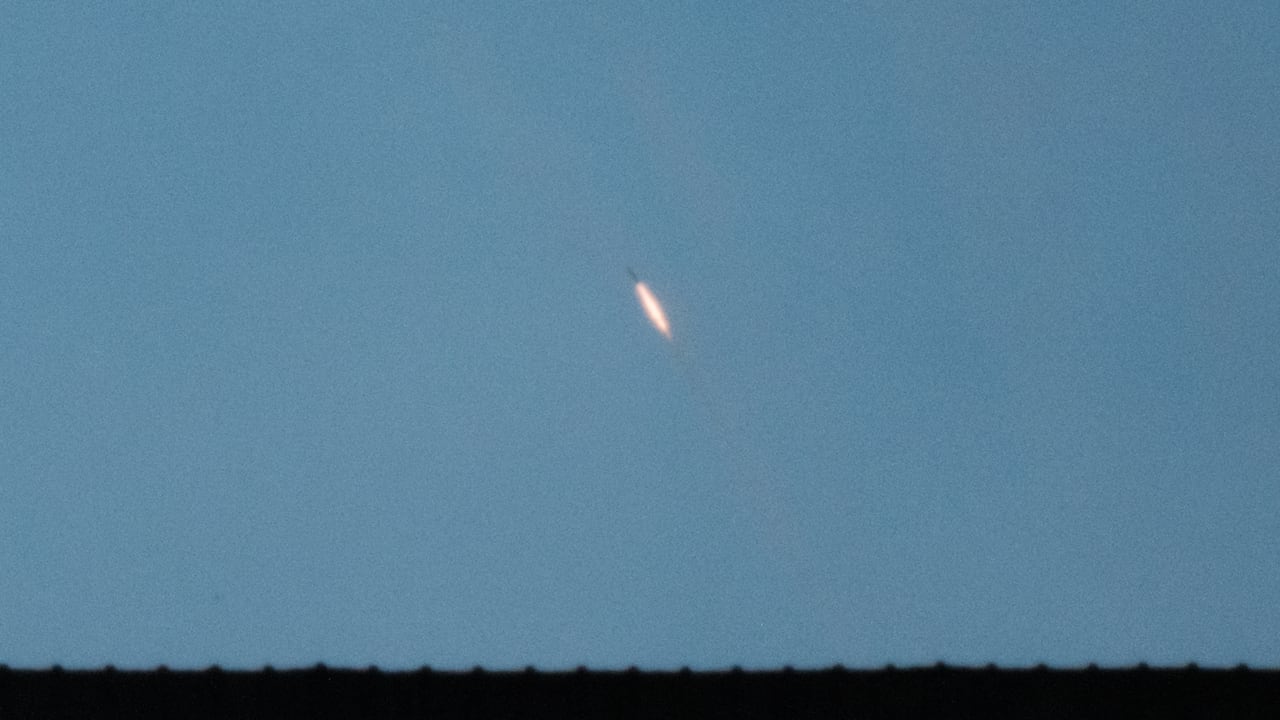 A los servicios de emergencia les fue imposible trabajar durante la noche debido a los ataques. Habrían tenido que iluminar el lugar, lo que habría atraído más bombardeos.