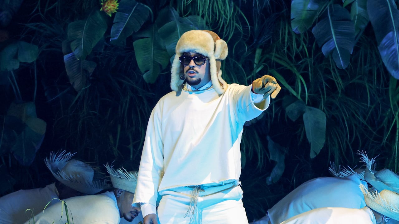 Bad Bunny se presenta en el escenario durante su concierto
