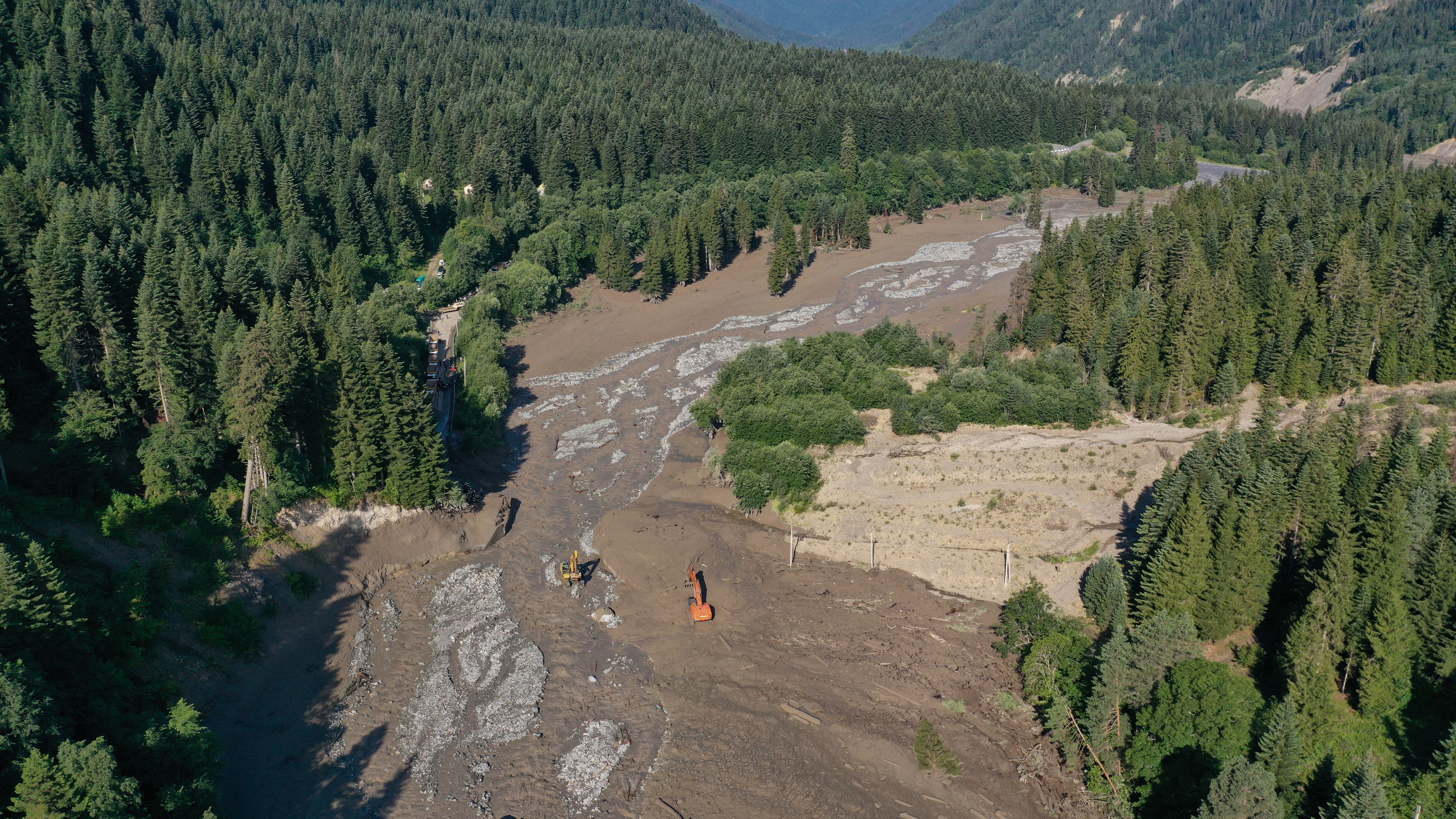 Esta foto aérea tomada con un dron muestra al personal de rescate trabajando en el lugar de un deslizamiento de tierra en la región de Racha, en el oeste de Georgia, el 4 de agosto de 2023. Al menos seis personas murieron a causa de un deslizamiento de tierra en la región de Racha, en el interior de Georgia occidental. Ministerio del país del Cáucaso dijo a AFP el 4 de agosto de 2023.