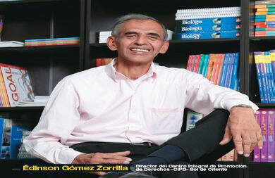 Édinson Gómez tiene 60 años y vivió casi la mitad como guerrillero del ELN. Aunque solo estuvo diez años en el monte, el resto de tiempo fue activista sindical y vivió los horrores de la guerra. La oportunidad de su vida surgió cuando el Ejército lo capturó en 2009; le ofrecieron desmovilizarse y aceptó. Hoy es uno de los ejemplos del programa de reintegración y es un defensor de los derechos humanos. Dicta charlas y ayuda a su comunidad en el Centro Integral de Promoción de Derechos Sol de Oriente, a donde llegan desde reinsertados hasta desplazados en busca de orientación. También lidera un proyecto que busca rescatar a niños y jóvenes vulnerables a las drogas o al reclutamiento de bandas criminales, promueve una empresa de reciclaje y fomenta los deportes para los menores.
