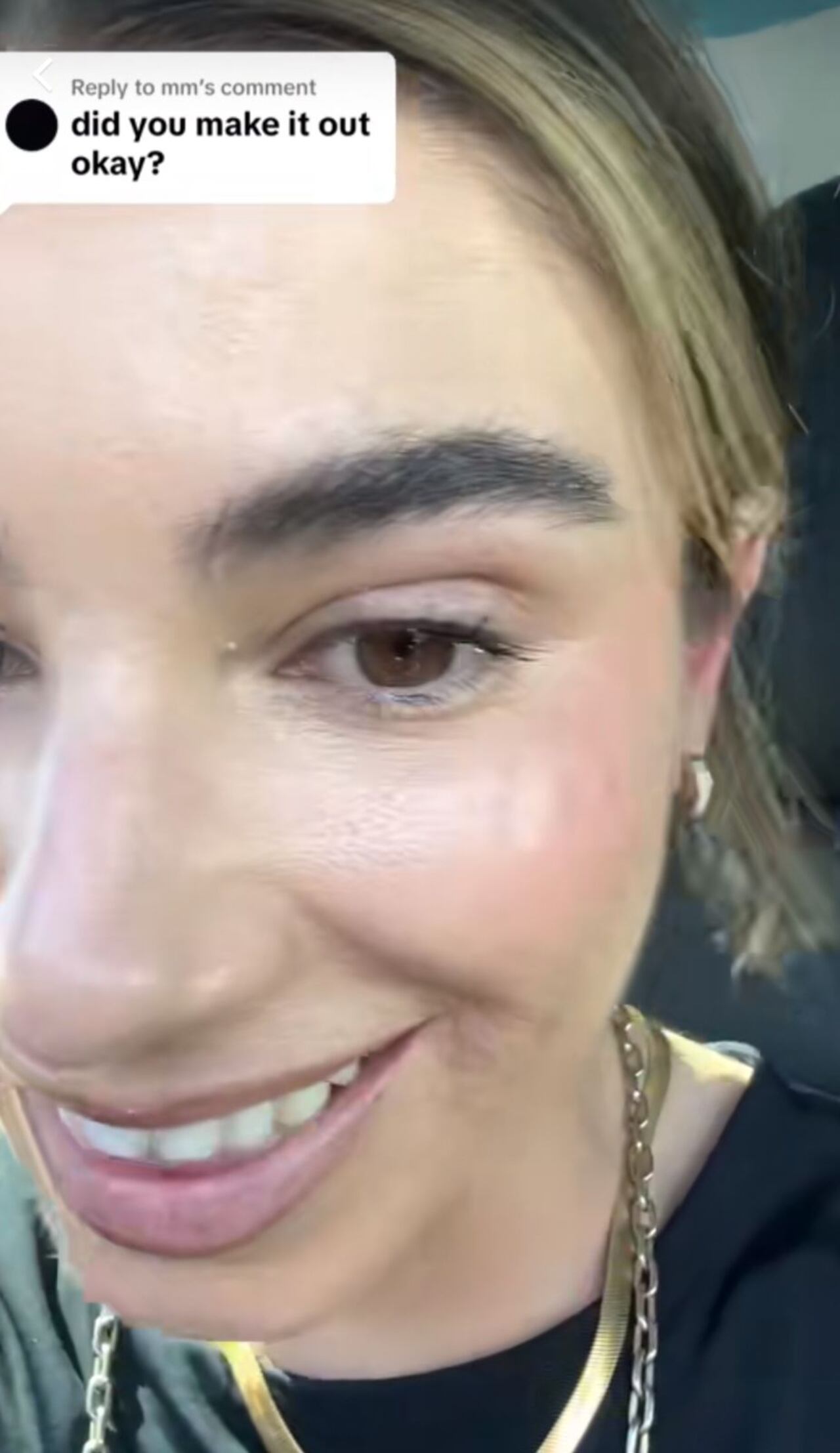 La mujer logró prender el aire a condicionado después de que el vehículo volviera a su normalidad.