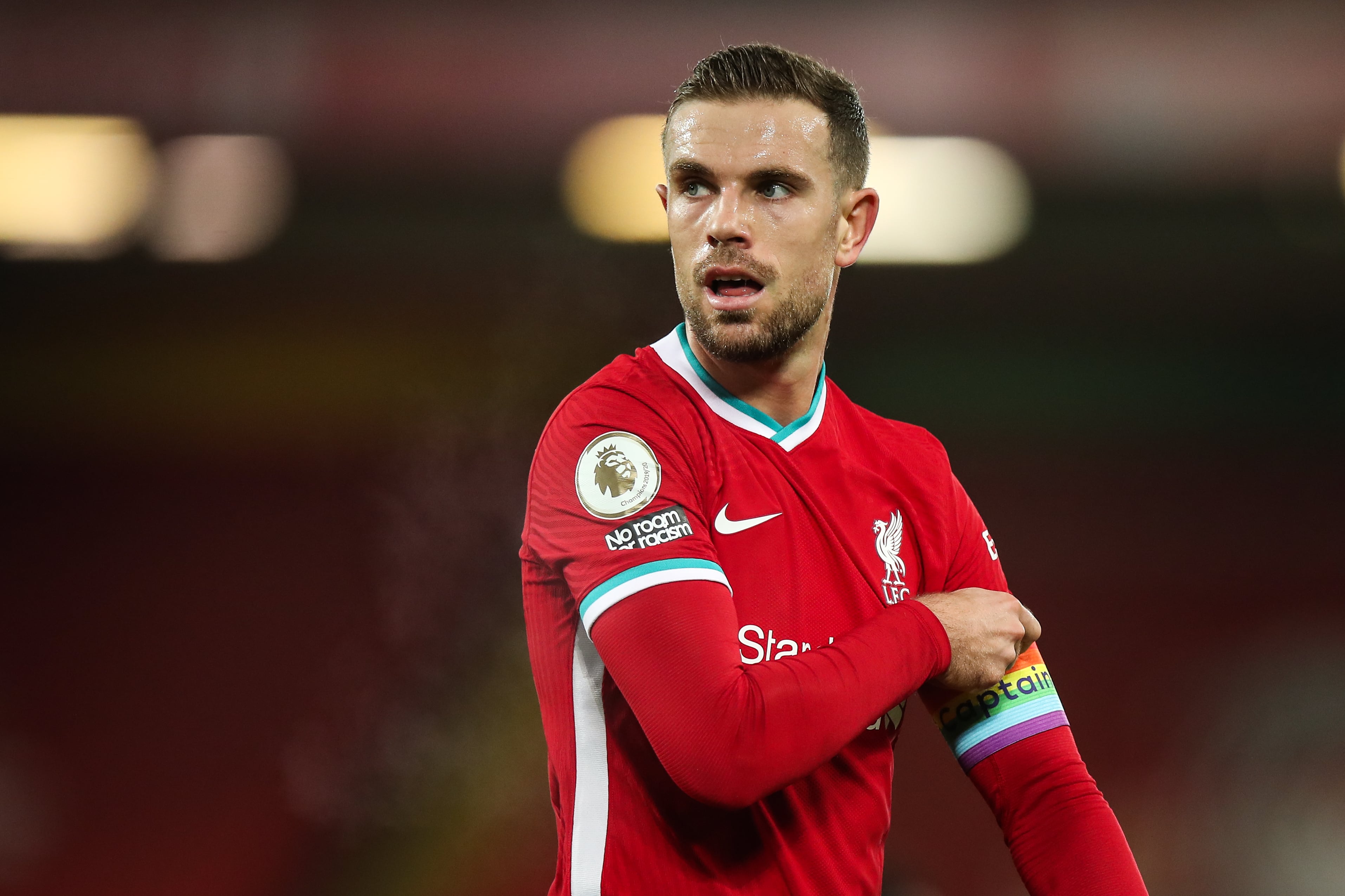 Jordan Henderson con la cinta que tiene el color del arcoíris.