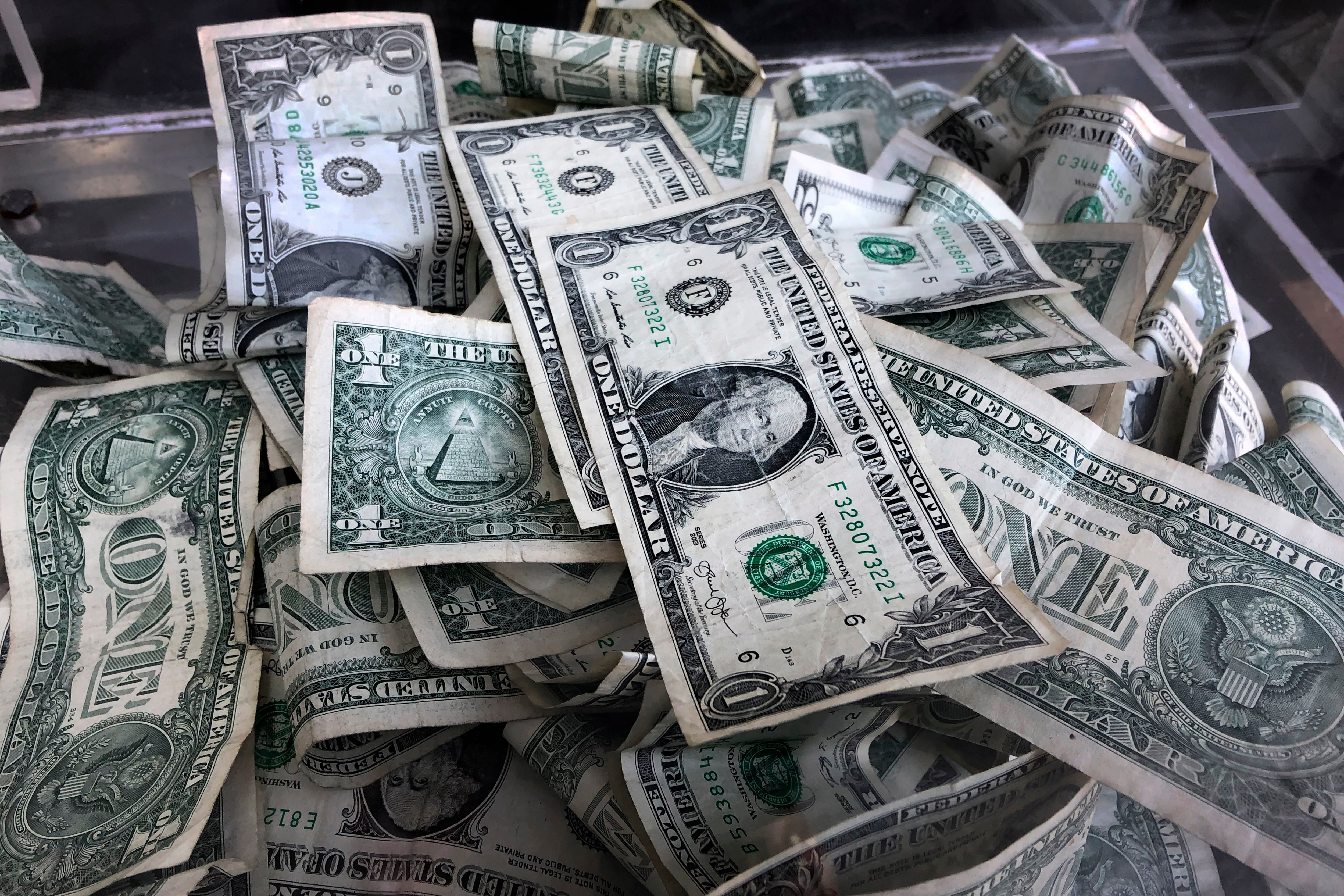 En esta foto de archivo del miércoles 3 de abril de 2019, una caja de propinas llena de billetes de un dólar, en Nueva York. (Foto AP/Mark Lennihan, archivo)