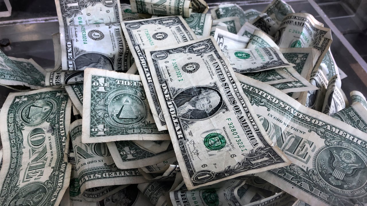 En esta foto de archivo del miércoles 3 de abril de 2019, una caja de propinas llena de billetes de un dólar, en Nueva York. (Foto AP/Mark Lennihan, archivo)
