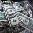 En esta foto de archivo del miércoles 3 de abril de 2019, una caja de propinas llena de billetes de un dólar, en Nueva York. (Foto AP/Mark Lennihan, archivo)