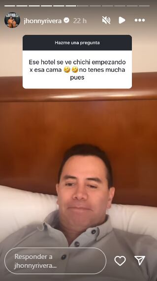 Un internauta criticó el hotel donde se hospedó Jhonny Rivera y el artista le respondió con altura y humildad.