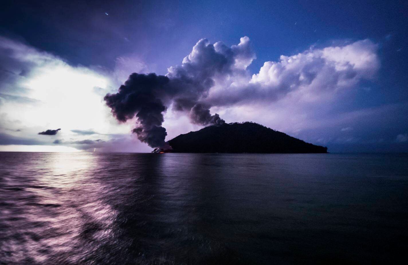 las columnas de ceniza se elevan desde el volcán en la isla Kadovar, Papua Nueva Guinea, en el Pacífico Sur. La actividad sísmica podría significar que una erupción mayor es inminente. Miles de personas han sido evacuadas de las islas que rodean la isla de Kadovar, donde un volcán ha estado en erupción desde el 5 de enero. (Brenton-James Glover vía AP)