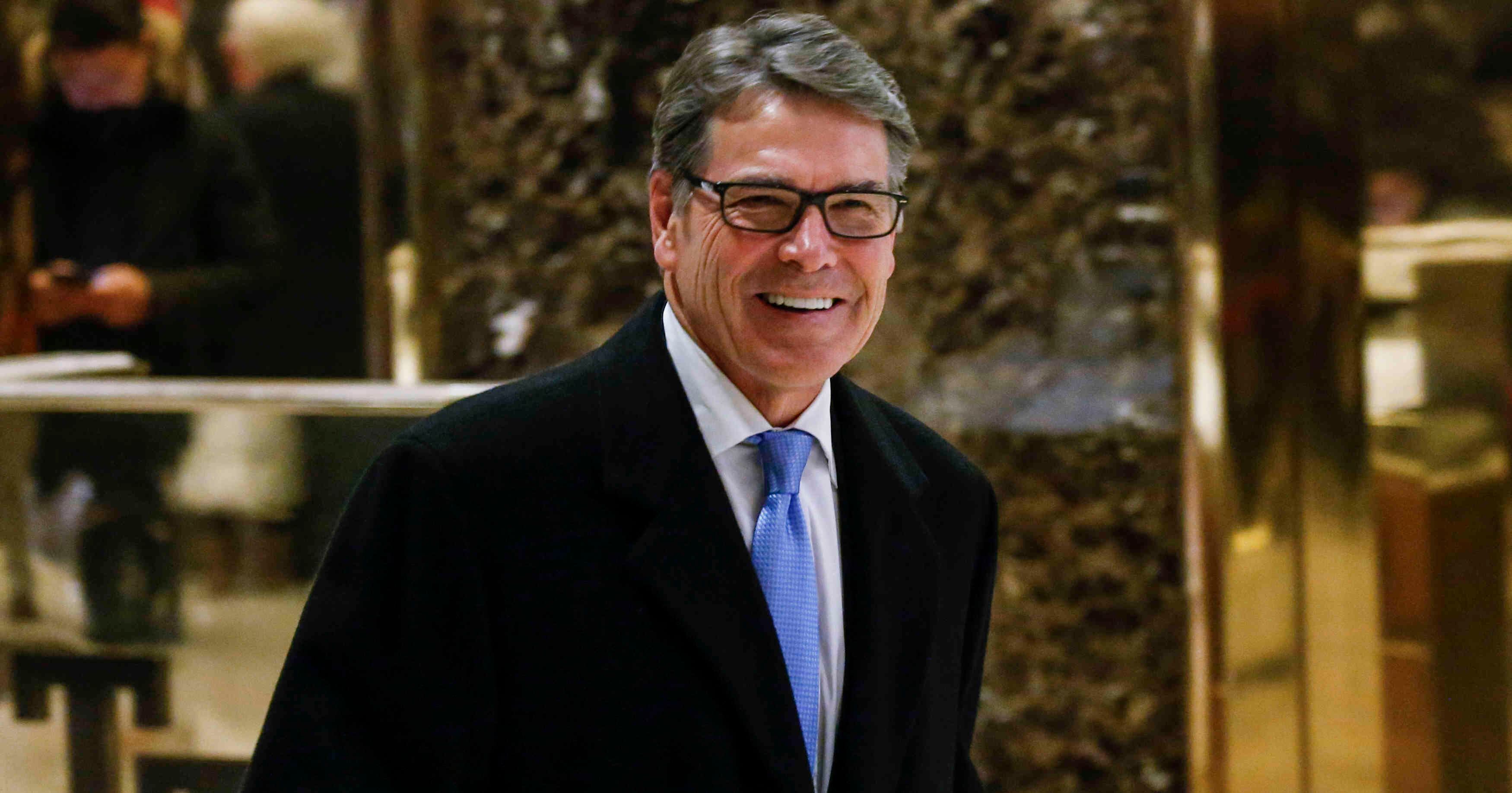 El entonces gobernador de Texas Rick Perry también sonrió en su foto policial cuando lo arrestaron por supuesto abuso de poder. Los cargos fueron desestimados posteriormente.