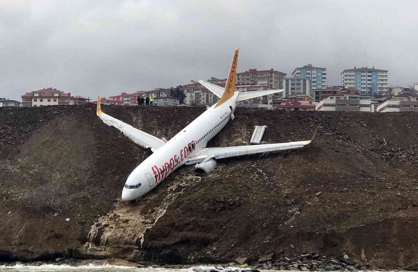 Un avión de pasajeros Pegasus Airlines Boeing 737 se ve golpeado en el barro en un terraplén, un día después de patinar fuera de la pista de aterrizaje, después de aterrizar en el aeropuerto de Trabzon en la costa del Mar Negro el 14 de enero de 2018 en el norte de Turquía. (Hakan Burak Altunöz - Anadolu Agency )