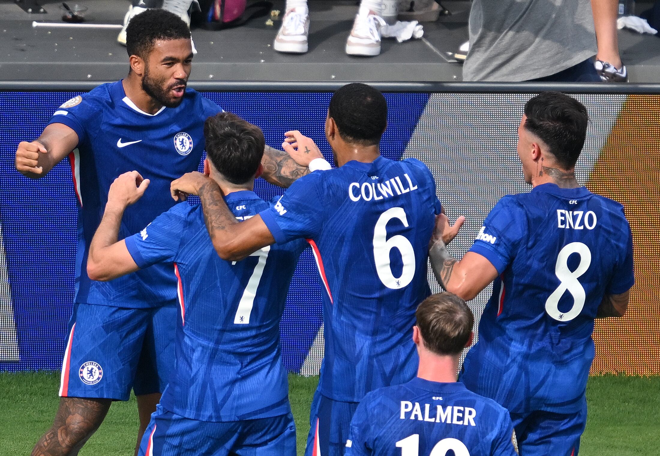 Reece James celebra el tanto logrado con su equipo.