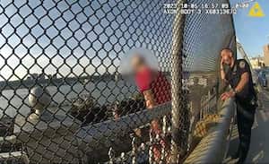 La policía pudo socorrer al joven que estaba a punto de lanzarse al vacío