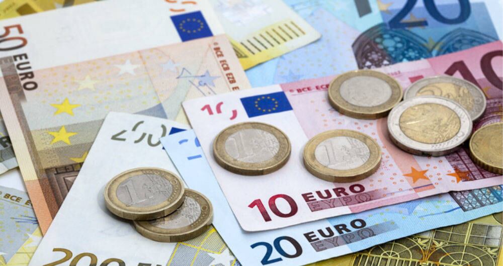 El euro también pierde fuerza frente al peso.