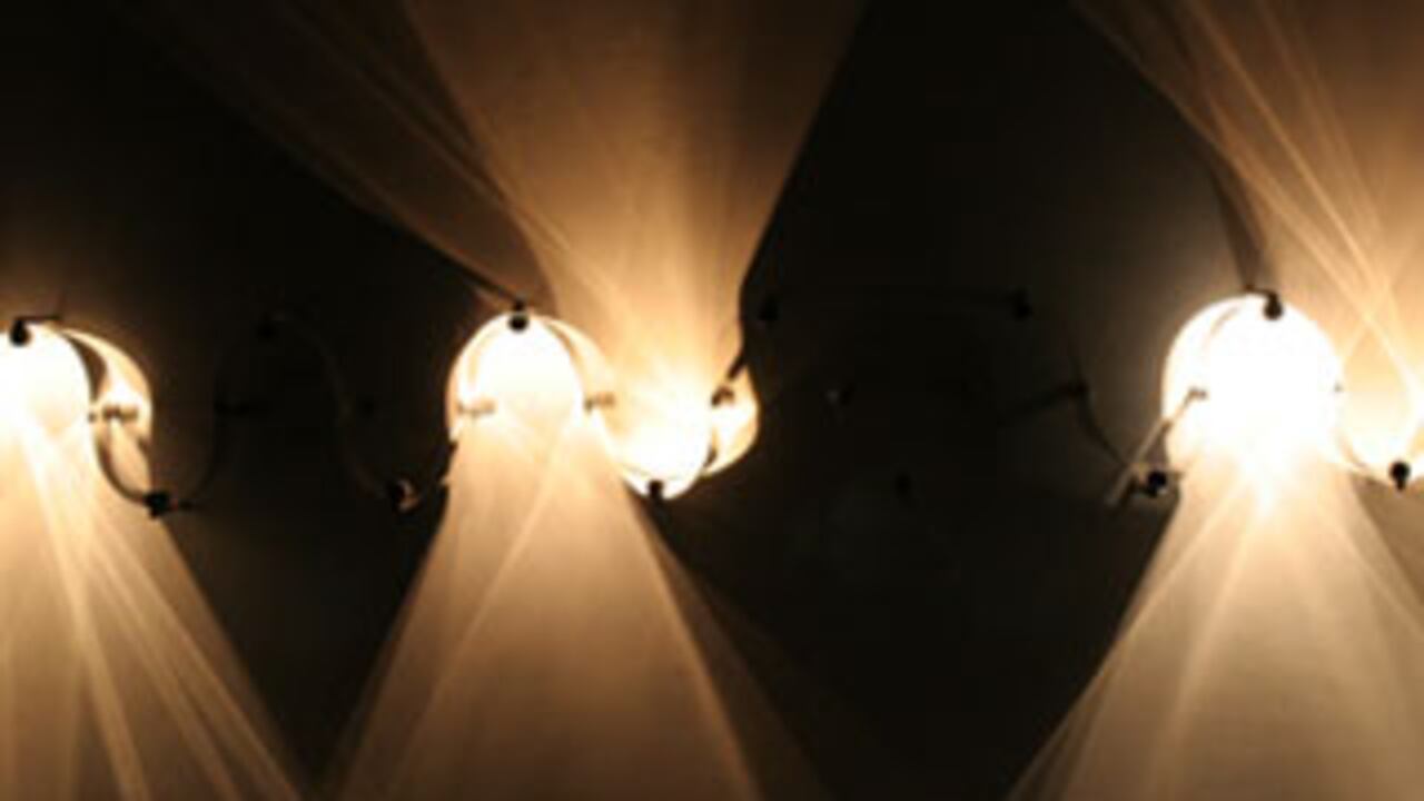 Cuarenta obras de Julio Le Parc se exponen bajo el título de Luz en movimiento.