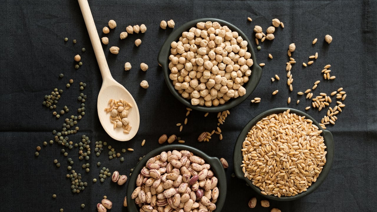 Los frijoles y las lentejas contienen muchas proteínas y son bajos en grasas.