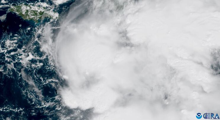 Las primeras imágenes satelitales mostraron a Melissa cuando aún era una tormenta en desarrollo, acumulando energía del océano.