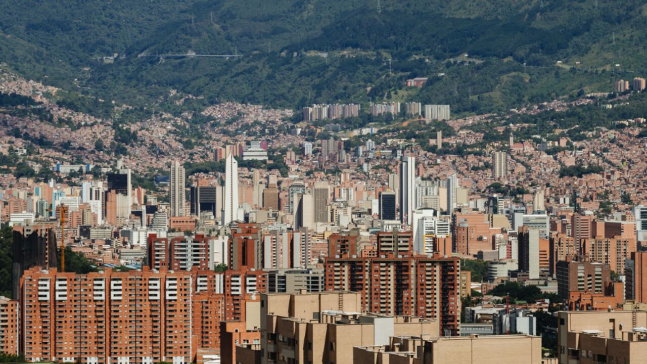 El documento certifica el estrato socioeconómico de viviendas que estén construidas en la ciudad de Medellín.