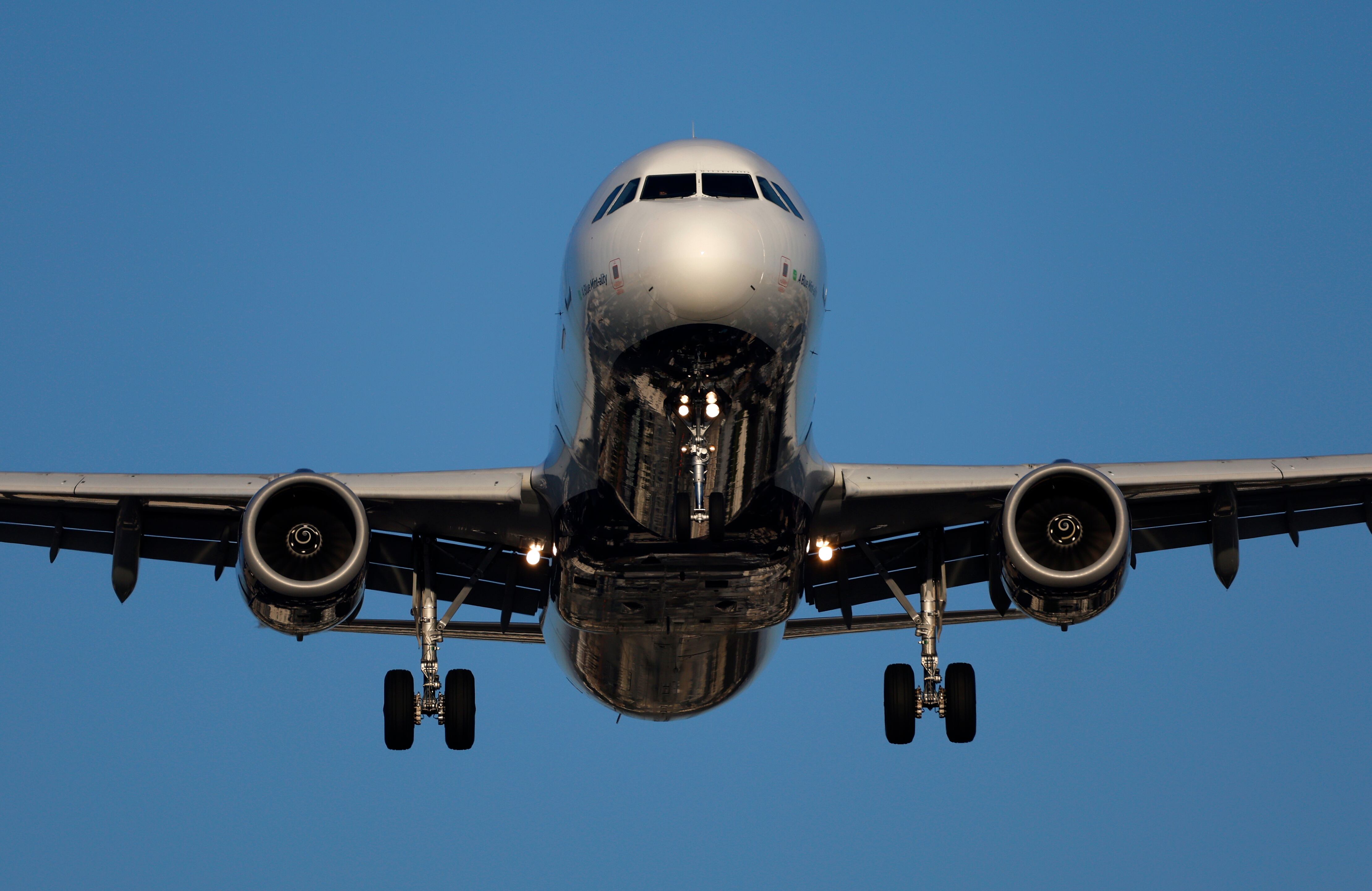 Un avión Airbus A321 de JetBlue Airways se aproxima al Aeropuerto Internacional de San Diego para aterrizar desde Nueva York el 9 de mayo de 2025 en San Diego, California.