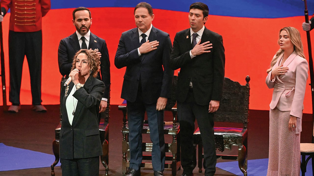 La artista Maía interpretó el himno nacional de Colombia y el Hallelujah en la alabanza.