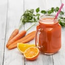 El jugo de naranja y zanahoria brindan diversos beneficios saludables al organismo.