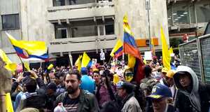 Manifestantes bloquean salida palacio del Justicia