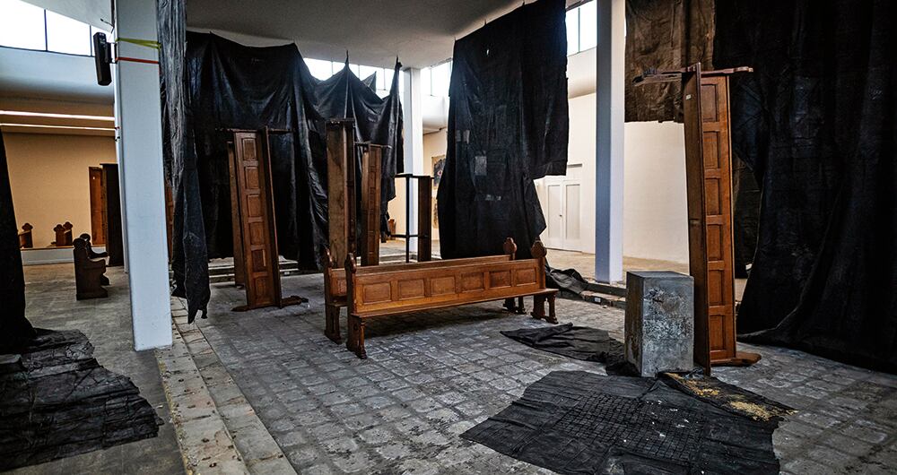 Hay fuerzas de opresión, de aleccionamiento, hay quizá un diálogo circunstancial con el estallido social, pero el comentario, según cuenta el artista, es mucho más amplio y no se debe ligar a una coyuntura.