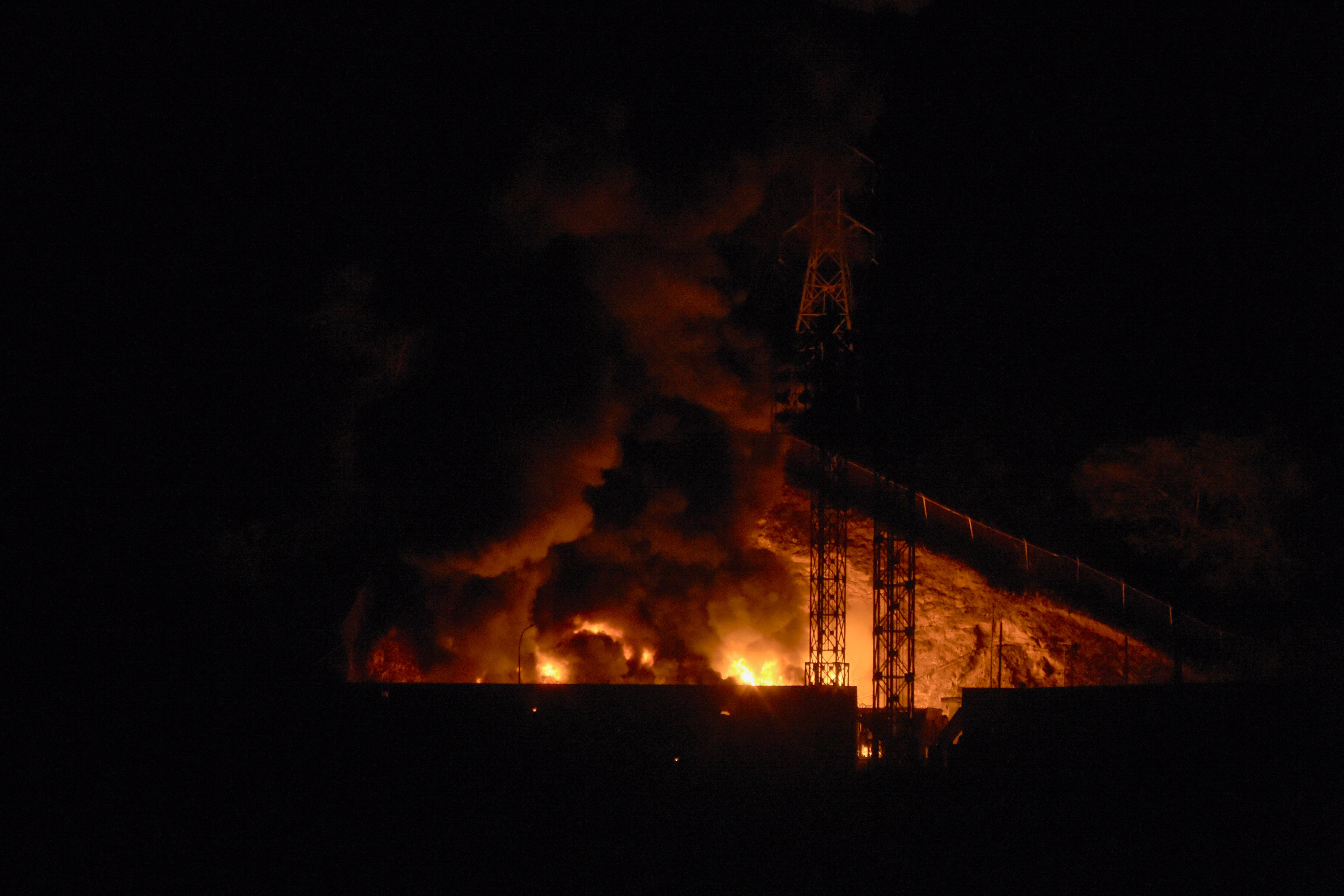 El Fuerte Tiuna, el mayor complejo militar de Venezuela, quedó bajo fuego, después de una serie de bombardeos que habrían llevado a cabo aviones militares estadounidenses en la capital venezolana este 3 de enero de 2026