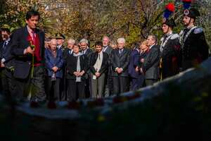 Lautaro Videla, a la izquierda, camina para colocar una flor en un monumento en honor a su hermana Lumi Videla. Deesde la segunda a la izquierda, el expresidente Ricardo Lagos, la expresidenta Michelle Bachelet, la ministra del Interior Carolina Tohá, el presidente italiano Sergio Mattarella, la embajadora de Italia en Chile, Valeria Biagiotti, y el expresidente Eduardo Frei durante una ceremonia en honor a Lumi Videla, militante del Movimiento Revolucionario de Izquierda y asesinada por la dictadura del general Augusto Pinochet en Santiago, Chile, el miércoles 5 de julio de 2023. (AP Foto/Esteban Felix)