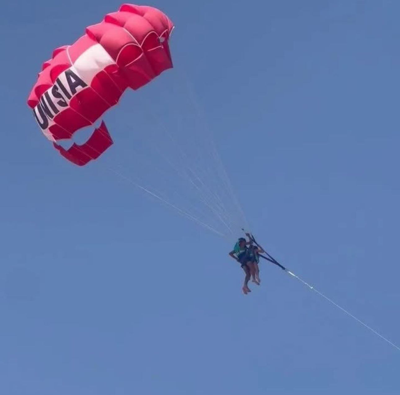 La mujer sufrió de un momento incómodo al ser manoseada por el instructor de vuelo