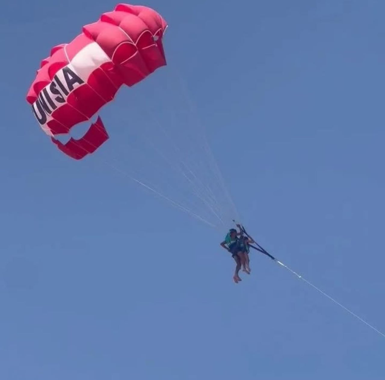 La mujer sufrió de un momento incómodo al ser manoseada por el instructor de vuelo