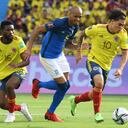 Brazil's Fabinho (C) and Colombia's Juan Fernando Quintero (R) vie for the ball during their South American qualification football match for the FIFA World Cup Qatar 2022 at the Metropolitano stadium in Barranquilla, Colombia, on October 10, 2021. (Photo by JUAN BARRETO / AFP)
