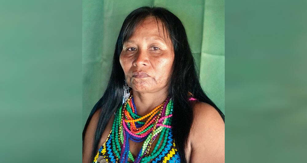   Adriana Martínez Dogirama, en la isla en la que vive, cerca del lago Gatún (Panamá).