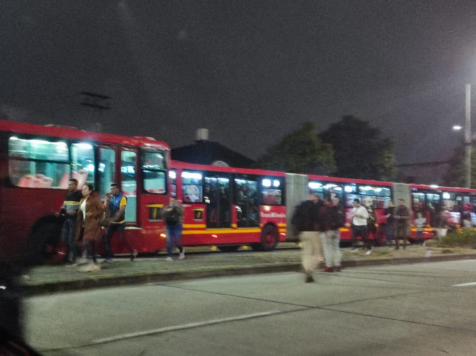 Las autoridades recomiendan tomar rutas alternas a estas avenidas.