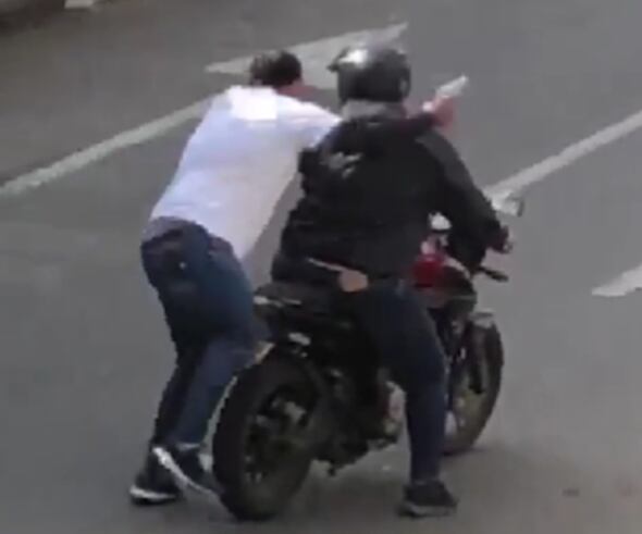 Los presuntos asaltantes se movilizaban en esta motocicleta.