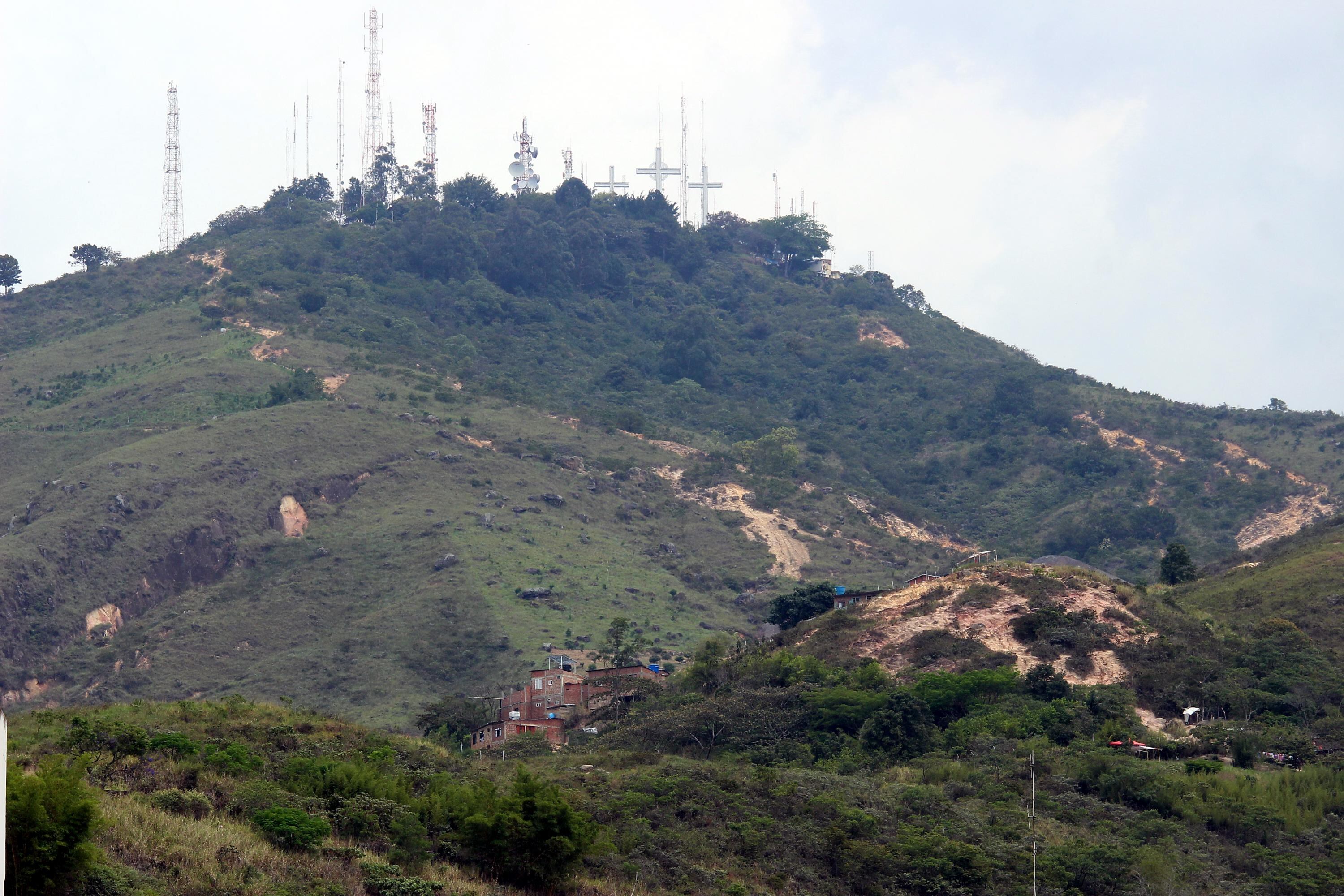 l ecoparque Tres Cruces -   Bataclán tiene una extensión  total de 542 hectáreas. En este lugar, que es considerado como una  zona de reserva y protección  por el POT y las autoridades ambientales, un particular alega ser el propietario de 30 hectáreas.